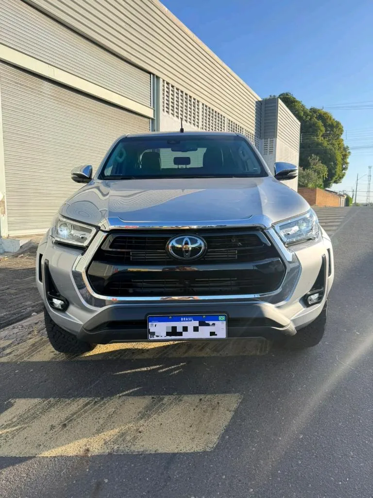 Toyota Hilux 2025 prata